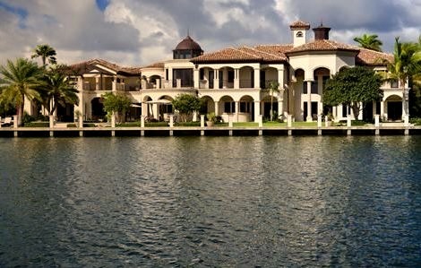 Huge Waterfront Mansionwww.DiscoverLavish.com